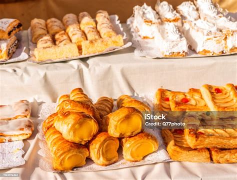 Berbagai Jenis Kue yang Dijual