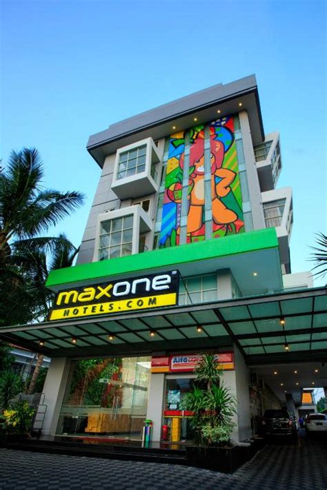 Fasilitas Berenang di Hotel Maxone Malang